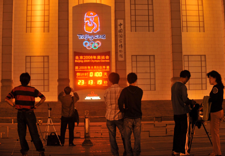 Hundreds hail Beijing Olympic countdown