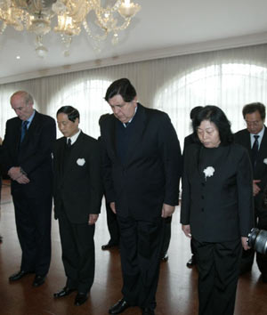 Foreign leaders, representatives mourn quake victims 