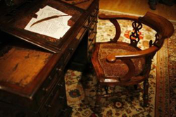 英国作家狄更斯书桌拍出85万美元