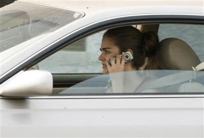 美国加州：开车时打手机必须用免提