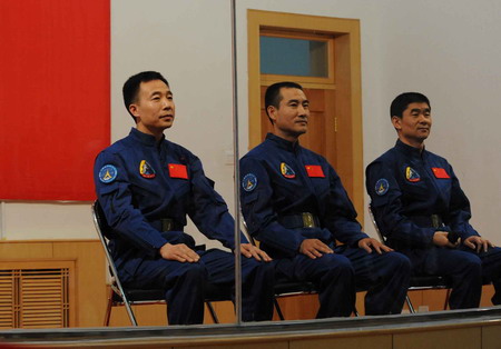 Shenzhou VII astronauts meet the press