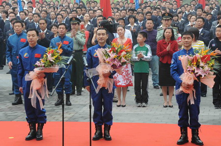 Shenzhou VII astronauts meet the press