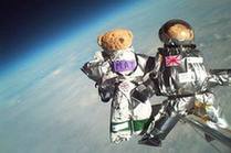 英国：泰德熊首次“太空漫步”