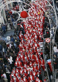 葡萄牙1.4万圣诞老人游行 创新纪录