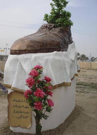 伊拉克落成“飞鞋雕塑” 向砸鞋英雄致敬
