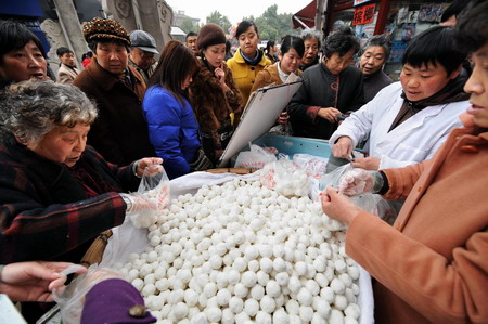 Lanterns, rice balls made for Lantern Festival