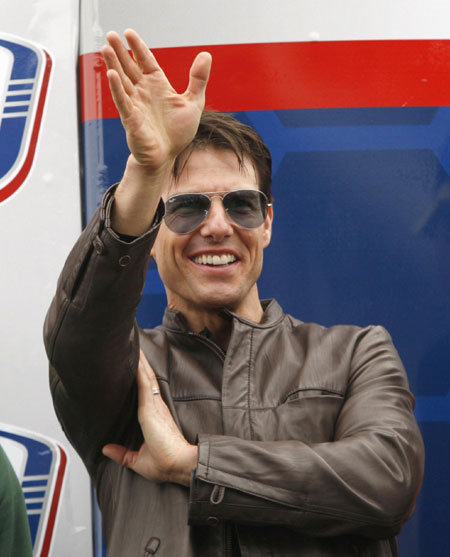 Tom Cruise drives pace car to start NASCAR Sprint Cup Series race