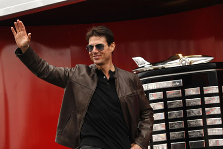 Tom Cruise drives pace car to start NASCAR Sprint Cup Series race