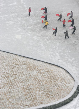 Beijing embraces first snow since winter