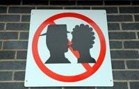英国车站贴出禁吻标识