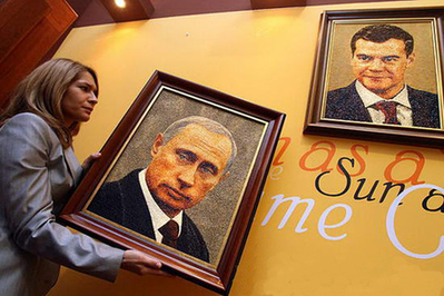 Paintings of Russian leaders<BR> 俄总统总理琥珀画(图)