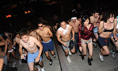 UCLA students run in undies <BR>美名校内衣奔跑赛(图)