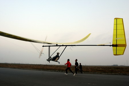 Manpowered plane takes off in Shanghai