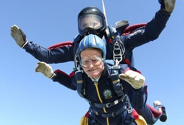 Man, 97, makes parachute jump <BR>97岁老汉高空跳伞(图)