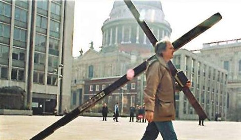 Man carries cross worldwide <BR>传教士背十字架走40年