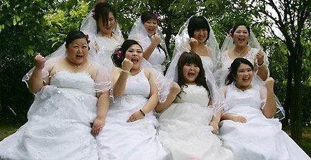Obese girls hold group engagement in Guangzhou