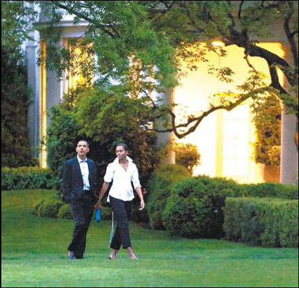 奥巴马夫妇浪漫约会 手牵手亲密散步