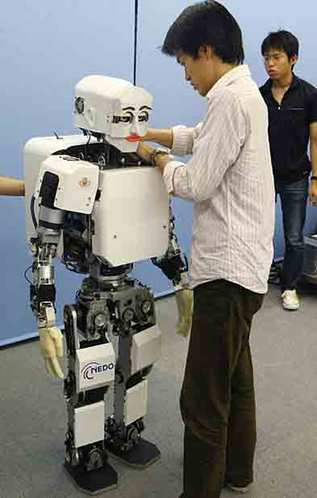日本新型机器人全面演绎喜怒哀乐