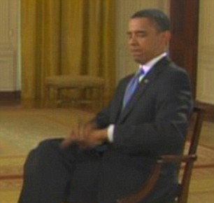 Obama kills a fly on TV <BR>奥巴马访谈中拍蝇(图)