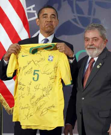 奥巴马获赠巴西队球衣 面露尴尬