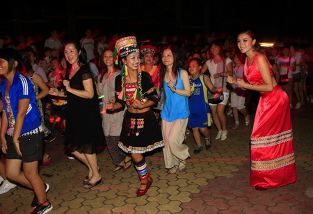 Traditional folk culture lights up tourism in Yunnan