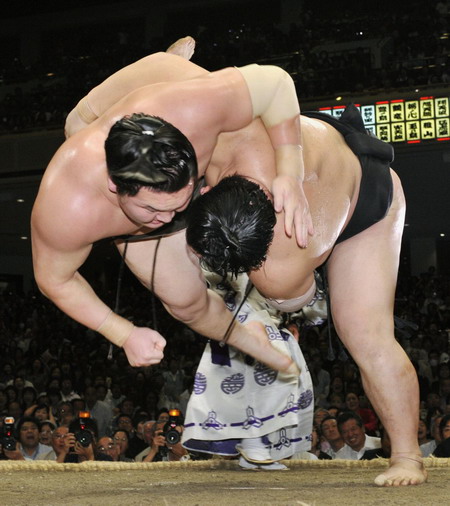 Japanese PM presents award to Sumo grand champion
