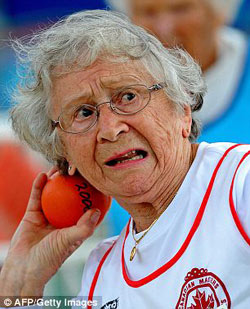 澳百岁老太破铅球世界纪录