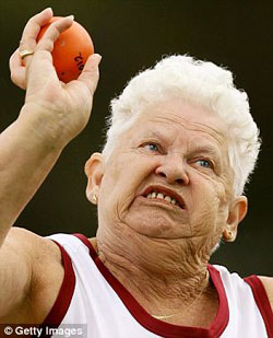 澳百岁老太破铅球世界纪录