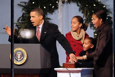 奥巴马总统携家人点亮国家圣诞树