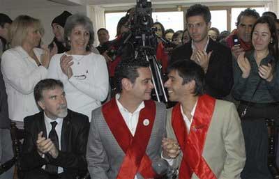 拉美首例同性恋婚礼在阿根廷举行
