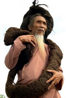 世界头发最长老汉去世 生前蓄发6.8米