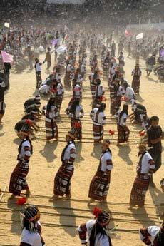 印度逾万人同跳竹竿舞刷新世界纪录