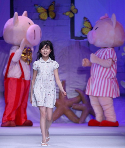 Child fashion models light up the stage