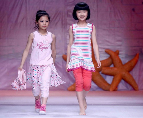 Child fashion models light up the stage