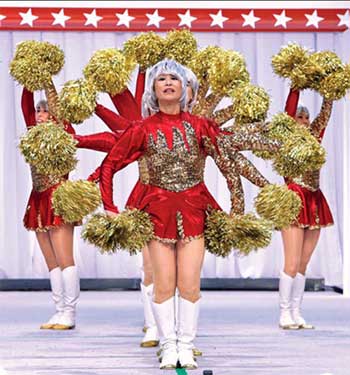 日本老年啦啦队鼓舞民众士气