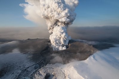 冰岛火山喷发 被困游客免费泡温泉
