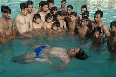 另类“水中瑜伽”风靡印度