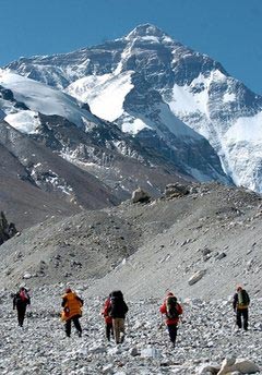 尼泊尔登山者将清理珠穆朗玛峰垃圾