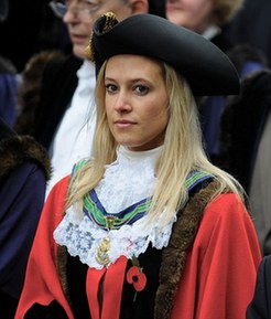 29岁美女当选英国最年轻市长