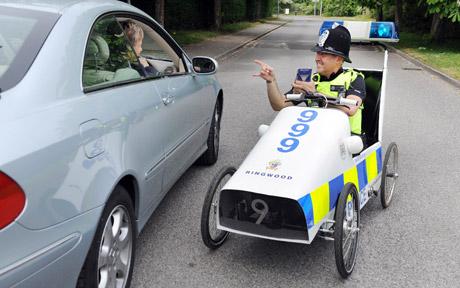 英警察发明脚踏巡逻车 不为抓贼为亲民