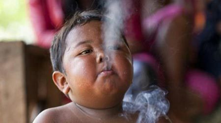 印尼2岁男童每天吸40根烟