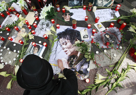Fans pay tribute to MJ on death anniversary