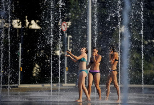 Fountain fun under high temperatures