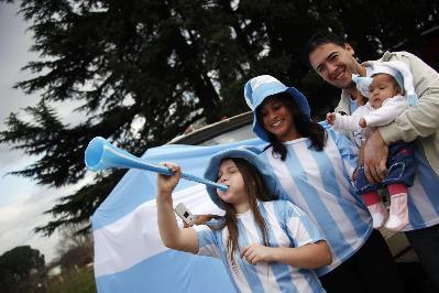 阿根廷队回国球迷夹道欢迎 鼓励老马留任