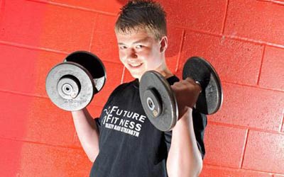 英国12岁男孩举重140公斤破纪录