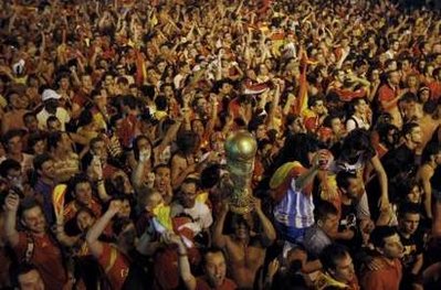 西班牙首夺世界杯冠军 举国欢庆