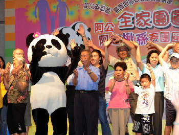 Panda pair celebrates birthday party in Taipei zoo