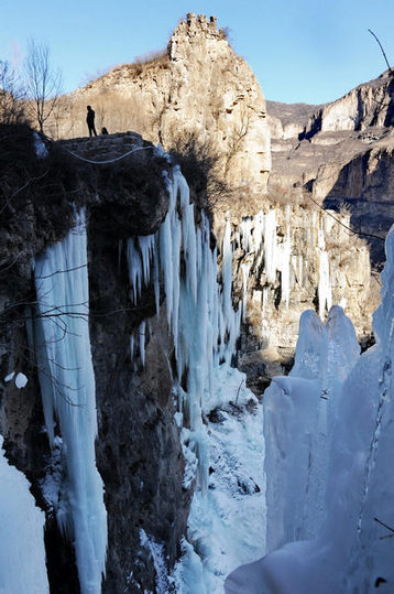 Grand ice fall on mountain cliffs in N China