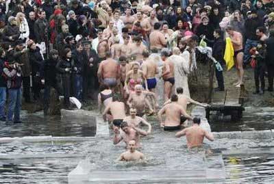 俄罗斯人冰水沐浴庆祝主显节