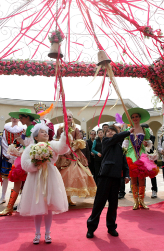 Little couple holds fairytale wedding in Dalian